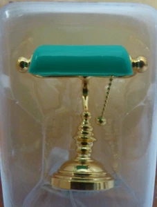Lámpara de mesa en miniatura para casa de muñecas con sombra verde de Heidi Ott - 12V - Imagen 1 de 2