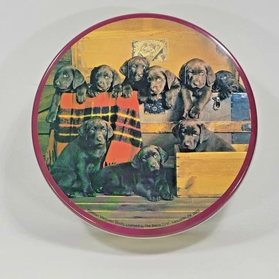 Contenedor de metal redondo Golden Memories Studio Labrador Puppy 6 1/2" x 2" 2002 Foto 1 de 4