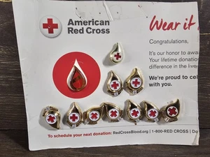 Vintage Rotes Kreuz Blut Gallone Spender Spendendienst Auszeichnung 11 Pin Lot 1-9 + - Bild 1 von 4