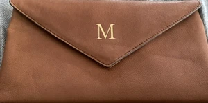 Bolso sin asas J Crew cuero tostado 2 bolsillos cremallera monograma alegre dorado letra M - Imagen 1 de 6