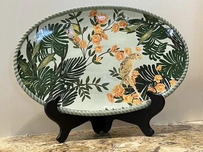 Plato Anthropologie Pluma Tropical Loro Pájaro Servidor Monstera Hojas Verdes Foto 1 de 4