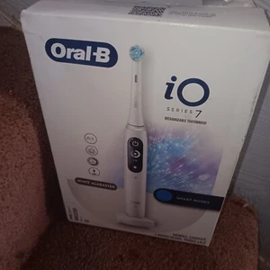 Oral-B iO Series 7 Electric Toothbrush - White Alabaster - Picture 1 of 3