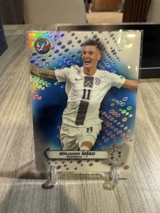 Benjamin Sesko 2023 Topps Pristine Road to UEFA Euro 2024 Blue Refractor /75 - Bild 1 von 2