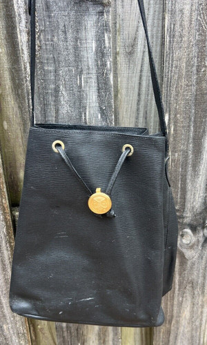 Borsa a secchiello Fendi in pelle nera con ciottoli con medaglione