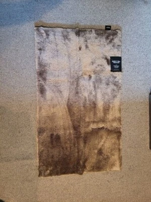 ALFOMBRA DE BAÑO DE LUJO PREMIUM SIMPLEVERA VERA WANG BEIGE FELPA ANTIDESLIZANTE 24X40 Foto 1 de 4