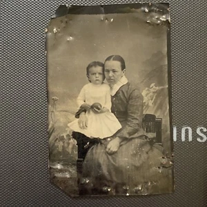 ATQ Circa 1840 1865 Tintype Mother And Daughter Some Damage Around Outer Picture - Bild 1 von 1