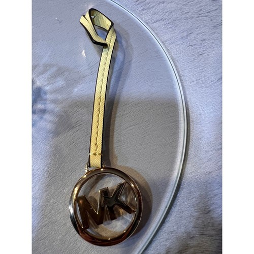 Borsa Michael Kors gialla in pelle saffiano ciondolo logo MK accessorio borsetta oro