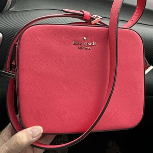 Kate Spade New York Harper Crossbody Geranium Saffiano Leder strukturiert rosa - Bild 1 von 8