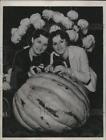 1955 Press Photo Lucille Stone & Nancy Rosaia With 165 Pound Squash Near Seattle