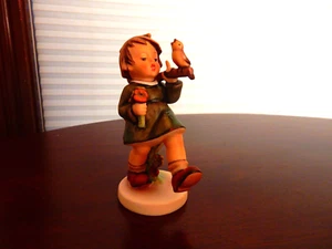 Hummel Goebel 356 - Schwules AbenteuerKleiner Reisender mit Vogel und Blumen VMK 5 - Bild 1 von 3