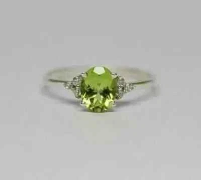 Anillo de boda para mujer de peridoto verde creado en laboratorio ovalado de 2 quilates enchapado en oro blanco de 14 quilates Foto 1 de 4