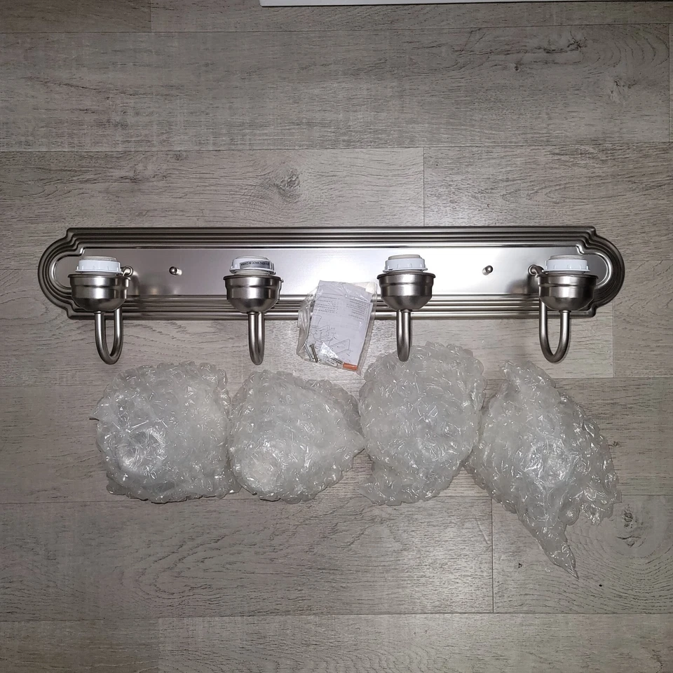 Arandela ascendente Sunset Lighting 4 luzes 30" F3564-53 caixa aberta pequenas falhas - Imagem 1 de 4