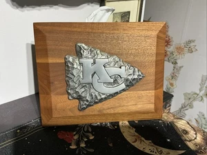 Vintage Kansas City Chiefs Metall Pfeilspitze handgefertigte Plakette 18 x 8 Zoll - Bild 1 von 2