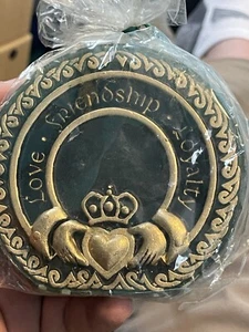 IRISH BLESSING CANDLE NEW 4"X4" CLADDAGH GREEN/GOLD NEW LOVE FRIENDSHIP LOYALTY - Picture 1 of 7