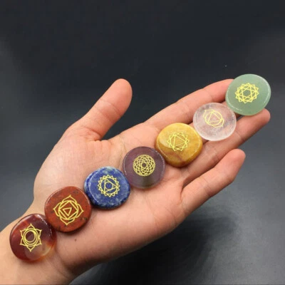 7x Chakra Steine Set Reiki Heilung Yoga Energie Heilstein Edelstein Mit Symbolen - Bild 1 von 4