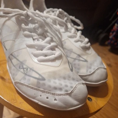 nfinity 复仇女式欢呼鞋白色,8 码 — 第 1/4 张图片