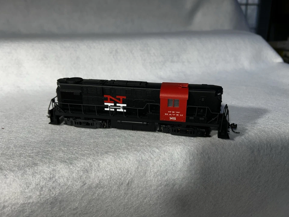 Beautiful Atlas Alco RS-11 New Haven RR Loco HO - Image 1 of 4