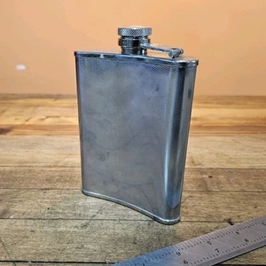 Vintage Edelstahl RÄNDELMUSTER Whiskey Flachmann ☆ USA - Bild 1 von 4