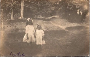 Two Girls on Lake Road RPPC c1912 Postcard - Imagen 1 de 2