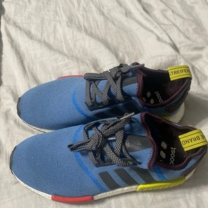 ADIDAS NMD R1 VILLA CERULEAN BLUE RED GREEN OFF WHITE YELLOW  BA9746 - Picture 1 of 9