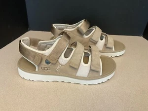 Nuovo! Sandali uomo UGG Goldencoast con cinturino multistrappo in camoscio sabbia. Taglia 12. Bello!!! - Foto 1 di 9
