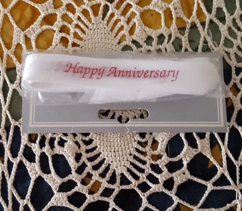 NUEVO ♡ FELIZ ANIVERSARIO EN ROJO ♡ CINTA DE FIESTA FAVOR CORBATAS ♡ 1 Bolsa de 25 Foto 1 de 1