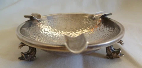 SPANISH  SILVER 916 HAND HAMMERED SMALL  ASHTRAY ON 3 FISH SHAPED FEET - 37 gram Cover