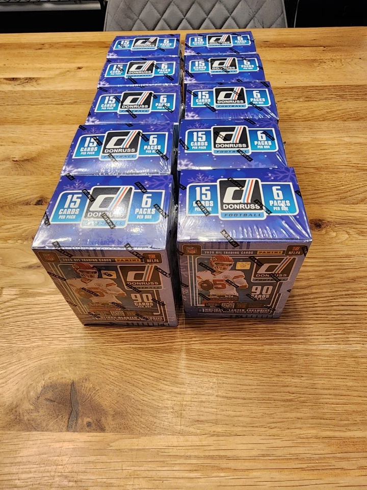 Праздничная футбольная бластерная коробка 2025 Donruss - в руке - Изображение 1 из 1