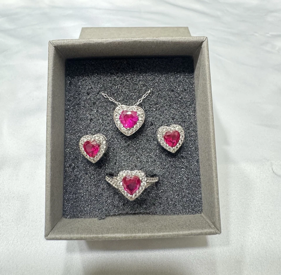 Juego de plata de ley con rubí rojo/zafiro blanco creado en laboratorio Foto 1 de 4