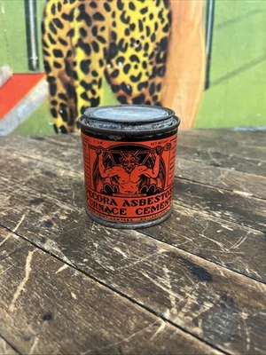 ANTIGUO C. 1910 PECORA ASBESTO HORNO CEMENTO LATA 1 LB ESTAÑO SIGNO DIABLO SATANÁS Foto 1 de 4