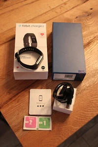 Fitbit Charge 2 Uhr Größe S mit 3 Armbändern extra wie Neu - Bild 1 von 2