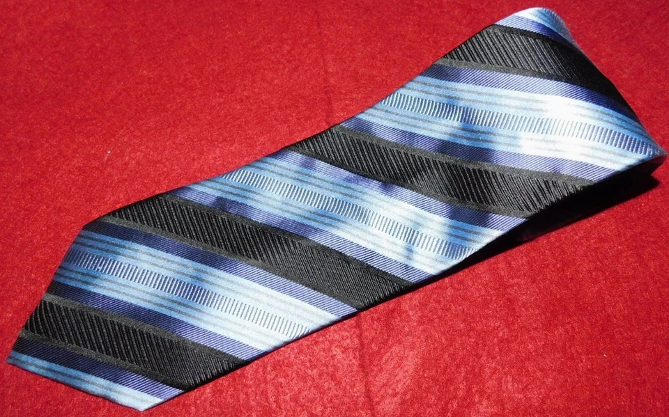 Gravata listrada DANIEL DE FASSON STUDIO PRETA/AZUL/ROXA - GRAVATAS - GRAVATAS DE DESIGNER. - Imagem 1 de 3