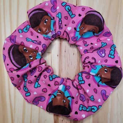 Doc McStuffins Scrunchies | Hecho a mano en EE. UU. | Silicona elástica de larga duración Foto 1 de 3