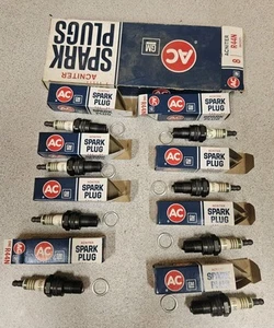 8 AC GM ACNITER Spark Plugs AC # R44N GM # 5612321 OEM part,NOS, Green Stripe - Foto 1 di 7