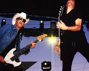 Stone Temple Pilots - DeLeo Brothers - Tattoo the Earth 2000 Print- 8x10 Photo - Picture 1 of 4