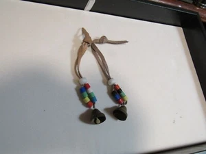 Vitg. ¿Par de tobillo estilo nativo americano? Pulseras Cuentas Comerciales Campanas sobre Cuero - Imagen 1 de 4