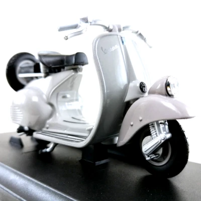 VESPA 125 CC. Die-Cast Motorcycle Model Toy Collection Welly 1:18 Scale Hobby #3 - Image 1 of 4