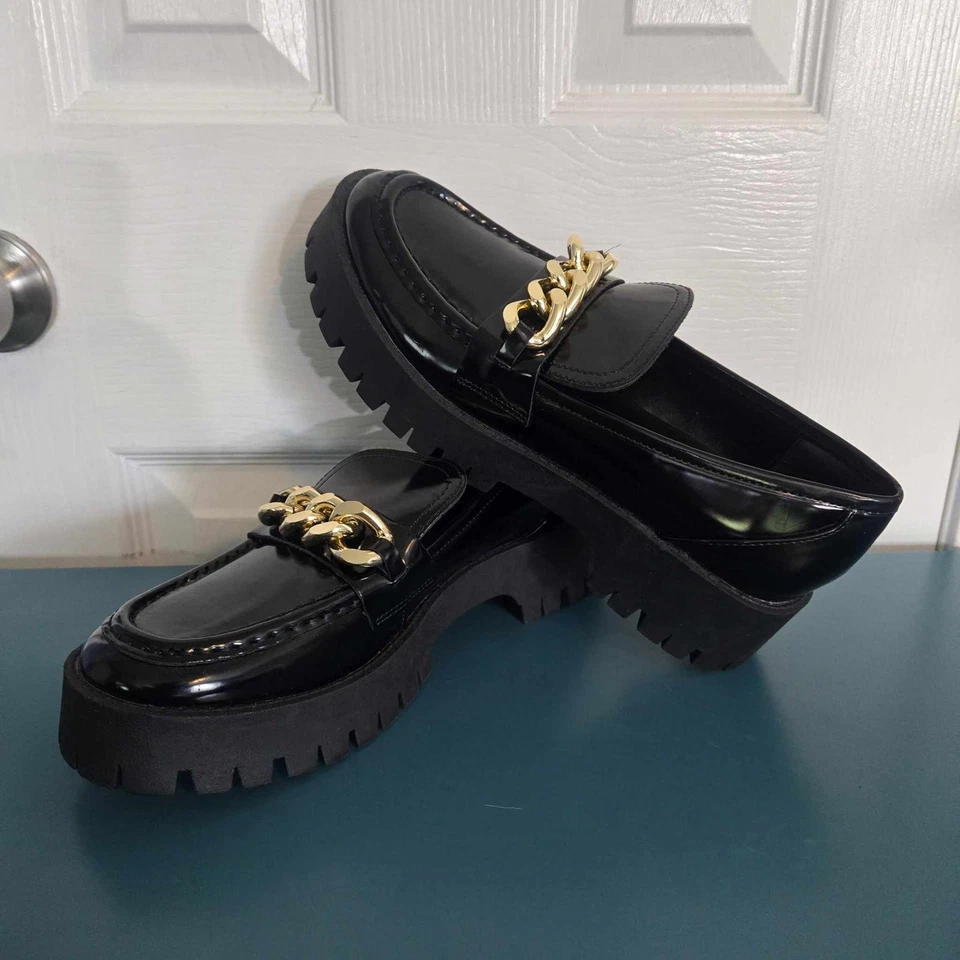 Mocasín Guess Hillford W 10 Suela Gruesa Cadena Dorada Negro Charol Nuevo sin Etiquetas Foto 1 de 4