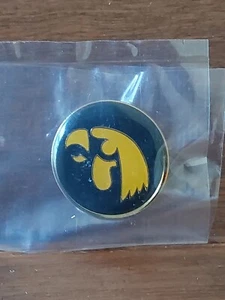 VINTAGE UNIVERSITY OF IOWA HAWKEYES ALUMNI MASCOT HAT PIN - Picture 1 of 2