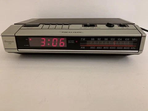 Realistic AM FM Radio Alarm Clock Chronomatic 252 #12-1560 Faux Wood Works Cover