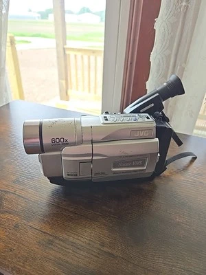 JVC GR-SXM740 600x Zoom Compact Super VHS Camcorder w/Battery UNTESTED - Image 1 of 4