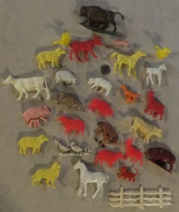 VINTAGE KUNSTSTOFF BAUERNHOFTIERE MIT 1 ZAUNFELD: 27 TIERE MEIST MARKIERT HONGKONG - Bild 1 von 15