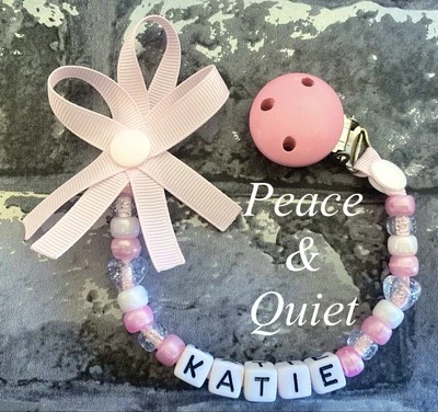 PEACE & QUIET Glitzernder Glitzer Schnullerclip | Schleife | Band | Rosa | Girly | Bling | Personalisiert