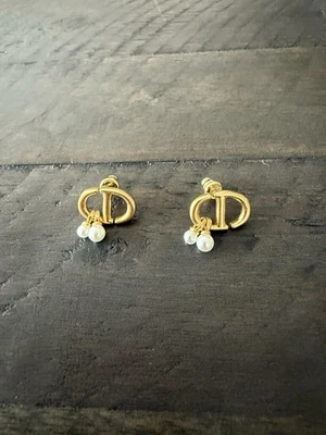 Aretes con perlas CD Dior  Foto 1 de 4
