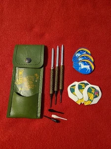Vintage English Mark Darts Green Case Plastic Tip Brass Silver 2 Sets Flights - Bild 1 von 8