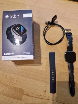 Fitbit Sense 40, 48mm Aluminiumgehäuse-Graphit mit Lederarmband (GPS) - Bild 1 von 3
