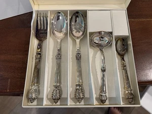 (5) Stück Servierset Godinger für Neiman Marcus Plume Muster Besteck im Etui - Bild 1 von 9