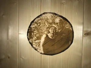 Foto incisa a laser su tronco di legno, Idea regalo. Incisione personalizzata - Foto 1 di 4
