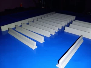 Set of 20- Modern Highway Dividers HO Scale 1:87 Jersey Barriers - Picture 1 of 8