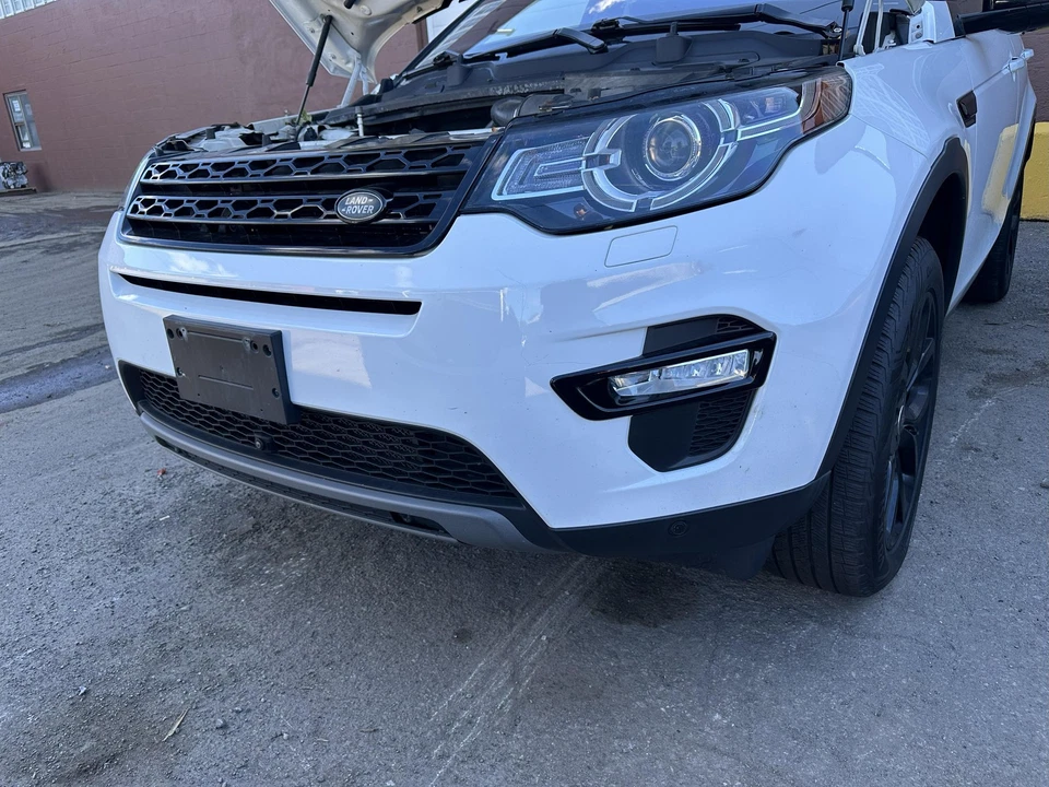 Used Front Bumper Assembly Front fits: 2017 Land rover Discovery sport w/surroun — 第 1/4 张图片